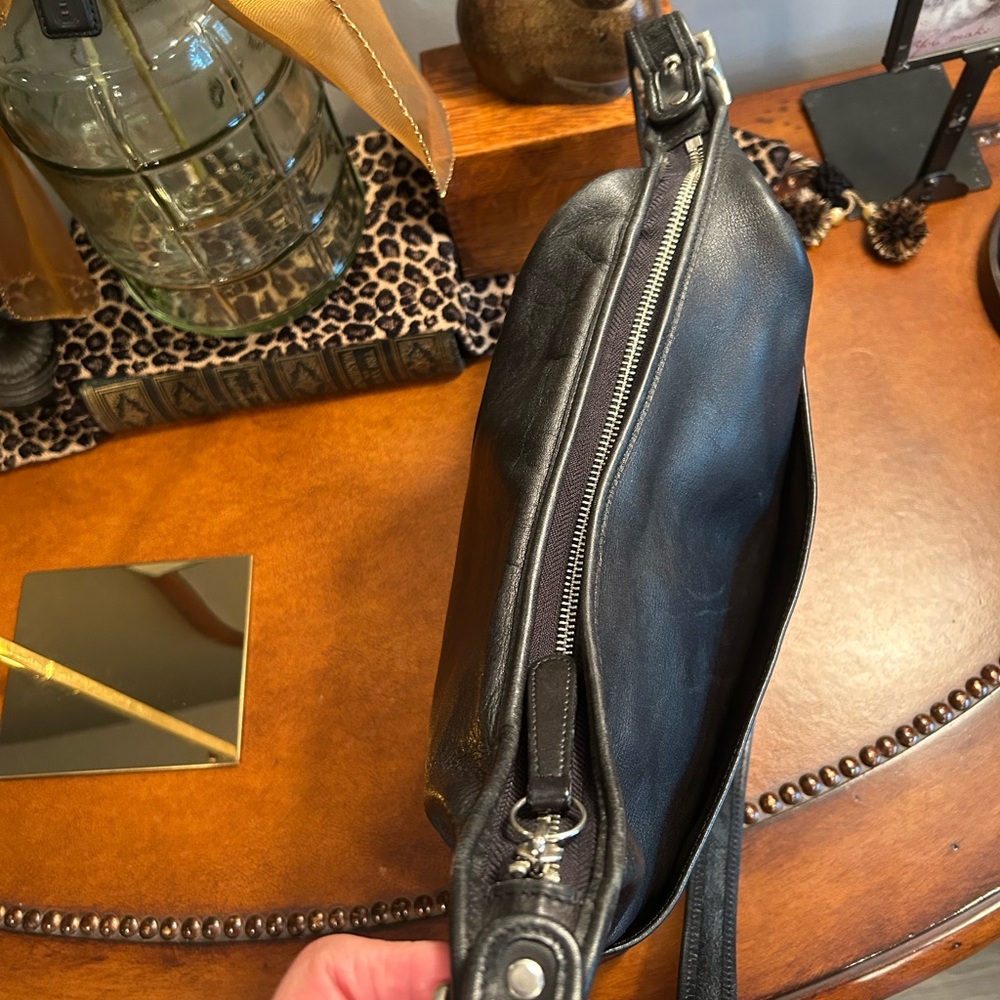 Coach Vintage Legacy Hobo H1P-9148
Made in Costa Rica - Picture 6 of 16